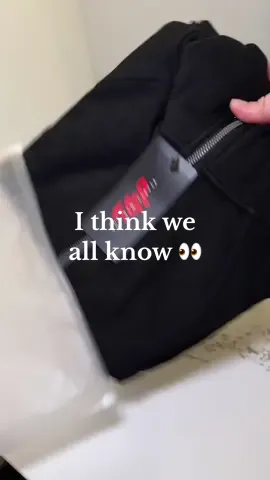I think we all know…. 👀 #sweatshirt #hoodie #hoodieszn #comfy #comfyclothes #fallfashion 