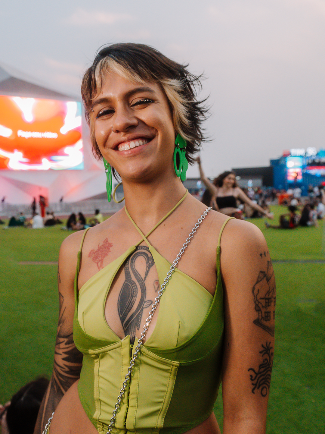 Você já conhece o Gel Glitter Cristal de Natura Faces? Ele tá no Rock in Rio Brasil 2024 ajudando a dar um brilho a mais na make e no look da galera que tá curtindo o festival. Ele é tão perfeito que você pode passar no corpo inteiro! ✨ #NaturaNoRockinRio #RockinRio2024 #RockinRio #RockinRio40Anos