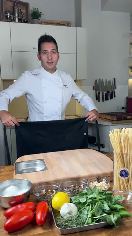 Spaghetti alla chitarra di Gragnano IGP da nord a sud. Un omaggio alla pasta e al nostro territorio, dal nord al sud Italia, cominciando proprio da qui, da Gragnano, in occasione di #Gragnano2024 organizzato da @consorziopastagragnano. Modellati con trafile in bronzo ed essiccati lentamente, questi Spaghetti di Gragnano IGP si sposano quasi con tutti i sughi e condimenti della secolare tradizione mediterranea.  Ingredienti x4: - 280g Spaghetti alla chitarra  - Zafferano 3 bustine - 400g Pomodoro San Marzano DOP - 5g Olio al peperoncino  - 20g Olive taggiasche denocciolate  - Scorza grattugiata di limone 1/2 - 10g Timo fresco  - 10g Capperi di Pantelleria  - 10g olive taggiasche - 4 da 50g Mozzarelle di bufala  - 100g Basilico  - 50g Pinoli  - Sale qb - 80 ml Olio extravergine di oliva  Procedimento: 1. Taglia i pomodori, frulla la polpa, sala leggermente e condisci con un goccio di olio extravergine di oliva e aglio e basilico fresco, passa allo chinois. 2. Fai il pesto leggero con aglio, sale, pinoli, basilico e olio evo. 3. Cuoci gli spaghetti in acqua salata e colorata con lo zafferano, scola e condisci con poco olio e timo fresco Impiattamento: In quattro piatti fondi metti la salsa di pomodoro crudo, appoggia al centro di ognuno una mozzarella di bufala e condiscila con il pesto leggero di basilico. Sopra la mozzarella metti gli spaghetti e guarnisci con i pinoli tostati, le olive, i capperi e il timo. Un riassunto dei gusti della pasta all’italiana: lo spaghetto e la sua forma assoluta, il pomodoro e la bufala per il sud, il pesto per la Liguria, lo zafferano per la Lombardia. Servito tiepido per gustarlo al meglio.  #PastadiGragnanoIGP #GragnanoCittàdellaPasta #Consorziopastagragnano #Gragnano2024  adv 