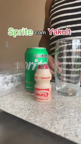 Combinação perfeita que viralizou no Japão. Refrigerante Sprite com Yakult. #sprite #yakult #refrigerante #refreshing foryou, #foryoupage, #fyp, #viral, #trending, #explore, #tiktok_india , #like, #follow.