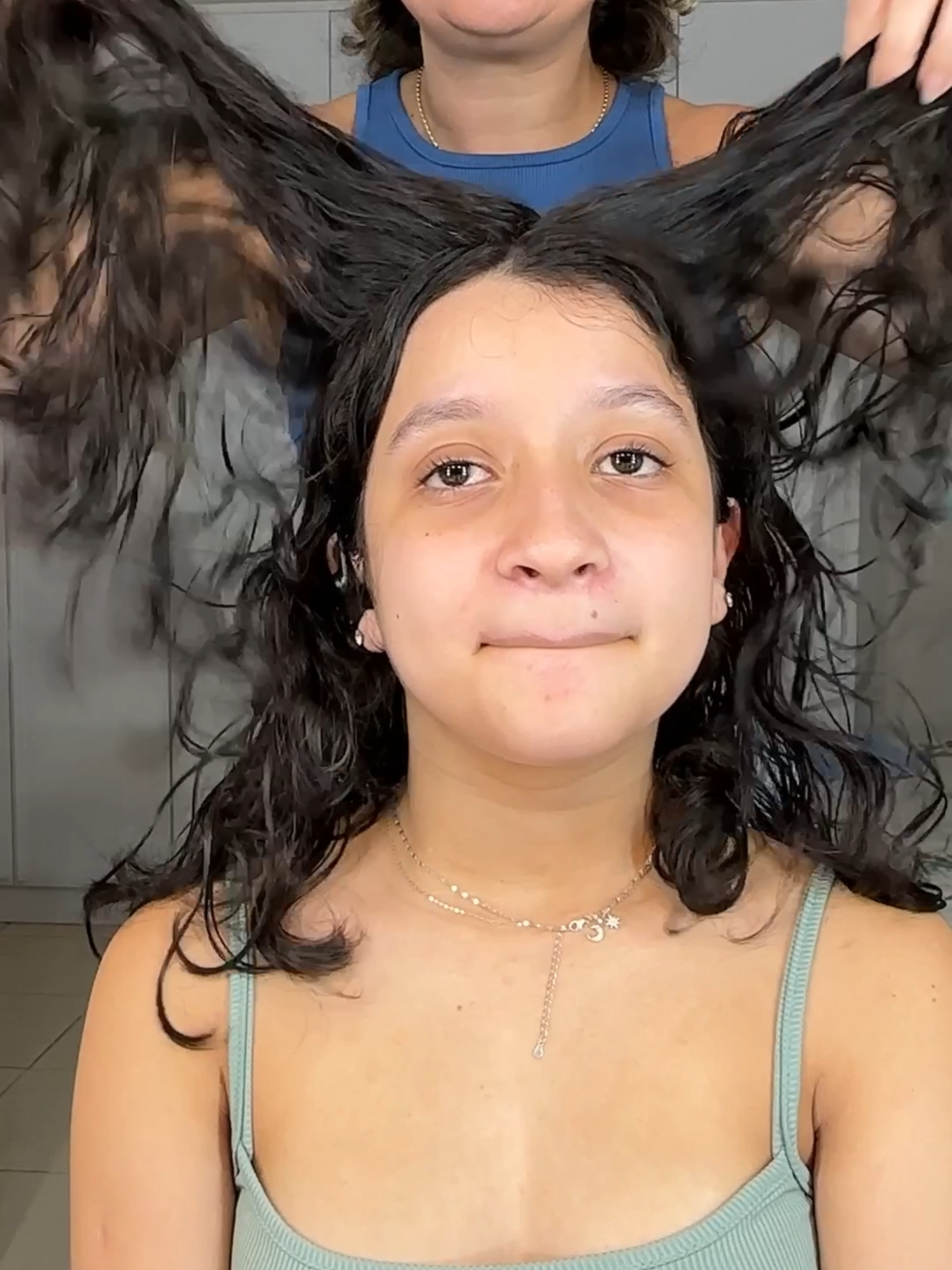 Testando a minha finalização no cabelo da minha filha  - - - #finalização #finalizacaodecachos #finalizaçãocachos #cabeloondulado #onduladas #ondulado2abc #hairtutorial #hairvideos #migssalonline #heymigssl #salonline #cacheadas #hairhack #beautyhacks #curlyhair #curlyhairtips #curlyhairtutorial