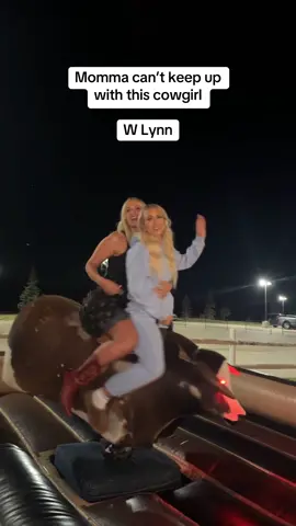 Cowgirls do it best 🐂 #utah @Lynn 