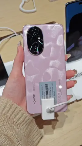 Honor 200 in a gorgeous Coral Pink colorway 😍 #Honor200 #Honor200Pro #Honor #Smartphone 