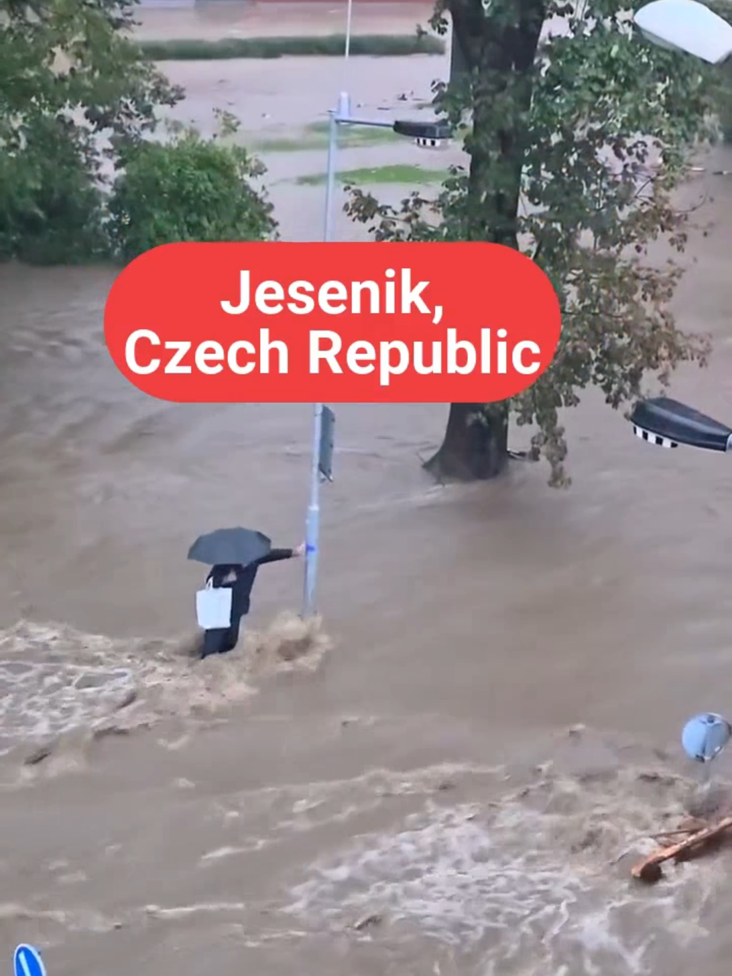 Jesenik, Czech Republic,  Jesenik in Czech Republic inundated and isolated by raging #floodwaters turning roads into rivers  Na #Jesenicku spadlo 10 domů, #Frýdlant má stav nebezpečí. Vlna se žene na #Troubky  ‼️ #Jeseník aktuálně.. Prosím, neriskujte a řiďte se pokyny IZS a zástupců měst a obcí.🙏 Už teď je totiž bohužel pravděpodobné, že si tyto extrémní povodně vyžádají lidské životy.🖤Michal Janotka zdroj: Kokos Jojos Achtung !! Hier seht ihr wie gefährlich es ist, in auch nur 20-30 cm #Hochwasser zu laufen, es besteht durch die Strömung Lebensgefahr ! Ob der Herr hier noch gerettet wurde, wissen wir nicht.... #Video ist aus #Tschechien  #povodně #povodeň #deště #prší #déšť  #povodne2024 #povoden2024 #porubka #povoden #svinov #ostravasvinov #dest2024 #pogoda #polska #deszcz #ulewa #Powodź  #Nawałnica #zalanie #hochwasser ##Hochwasserchaos , #Überschwemmungen #Dauerregen  #maltempo #alluvione #inondations  #DépressionBoris #Boris2024 #intempéries #Roumanie, #Autriche #Pologne #dégâts #Républiquetchèque #Slovaquie #tempêteBoris #StormBoris #europe #CzechRepublic  #Hungary #Slovakia #Austria #Niederösterreich #flooding #flood #lluvias #evacuations #cycloonBoris #Oostenrijk #noodweer  #Centraal-Europa #cycloon #schade #Oostenrijk #Tsjechië #Roemenië #Nubifragio #tempesta, #frane #esondato #precipitazioni , #allagamenti #Temporali, #pioggia, #temporale, #potop #nevreme #nevrijeme #oluja #poplave #poplava #Regenfälle, #Erdrutschen, #Starkregen #Gewitter-Sturm, #Hochwasseralarm #Polonia, #repubblicaceca, #Slovacchia, #Ungheri  #inondazioni  #Wassermassen #fluten #Wien #allagamento #allagamenti #trovoada #desastre  #洪水 #Überflutungen  #فيضانات #Überflutetes #inondasyon #pluie #sel #banjir #potop  #diluvio  #inondés   #гроза #наводнение #потоп #洪水 #villámárvíz #Negaiss  #HeavyRains #tormenta #alagamentos #prăpăd #vendaval #oversvømmelser #overstroming #tulva #zaplavit #üleujutus #oversvømmelse #inundación #Inundaţii #Floods #CentralEurope #Hochwasser #Poland #Austria #naturaldisaster #powodz #glucholazy #klodzko #Česká  #Regenmassen #Staudamm #Polen  #Rumänien #Tschechien #Polen #Hochwassersituation  #Extremregen  #Donau. #überflutet. #climatecrisis #ClimateEmergency #floods #PolandFloods Moravu a Slezsko druhým dnem sužují povodně, problémy a škody působí také na jihu a severovýchodě Čech a na Vysočině. Toky se po deštích rozvodňují od pátku, v sobotu Moravskoslezský a Olomoucký kraj vyhlásily stav nebezpečí, dnes ho zavedl Liberecký kraj pro Frýdlantský výběžek. Voda se vylila do některých měst, na Jesenicku její nápor nevydržely některé domy. Evakuováno bylo v celé ČR přes 10.000 lidí, pohřešováni jsou čtyři lidé. Výpadky jsou v energetice i v sítích mobilních operátorů, problémy jsou v dopravě. Provoz omezí některé školy. Vláda bude jednat o materiální pomoci. Situaci v celém Česku sledujeme online.