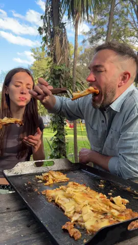 Panqueque de manzana a la parri Con un fuego prendido, plancheta y cosas que seguro tenes en la heladera, después del asado de domingo te encargas de hacer un BUEN postre, porque si, con @salvalacocina te mostramos que la parrilla es compatible con lo dulce  Panqueques: 2 huevos 1 taza de harina  1 y 1/2 de leche 2 cdas manteca Y muchoooo ojímetro  #panqueques #crepes #postrealaparrilla #panquequealaplancha #panquequedemanzana #panquequealrhum #Receta