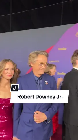 #RobertDowneyJr looks dapper as ever with his wife Susan on the #EMMYs red carpet 😍.