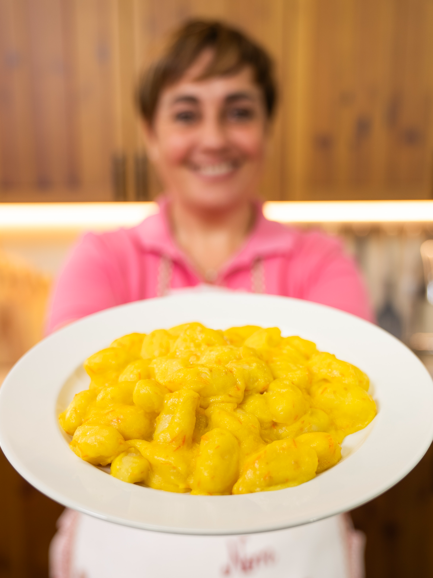 GNOCCHI CREMOSI AI PEPERONI Un primo piatto colorato e “zero sbatti”, perfetto per assaporare tutto il gusto dei peperoni di stagione e portare in tavola un piatto diverso dal solito. INGREDIENTI  500 g gnocchi 2 peperoni gialli 200 g pomodori datterini 100 ml acqua +q.b. 1 cipolla 40 g formaggio grattugiato olio d'oliva q.b. sale fino q.b. PROCEDIMENTO Versiamo in un tegame un filo d’olio d’oliva, aggiungiamo la cipolla tagliata a fettine sottili e facciamo rosolare per qualche minuto. Puliamo i peperoni, poi tagliamoli a tocchetti direttamente in pentola. Copriamo con il coperchio e lasciamo cuocere per 5-6 minuti. A questo punto aggiungiamo i pomodorini tagliati a metà e diamo una bella mescolata. Aggiustiamo di sale, poi versiamo l’acqua, copriamo di nuovo con il coperchio e facciamo cuocere ancora per circa 10 minuti a fuoco basso. Quando i peperoni si saranno ammorbiditi, frulliamoli con un frullatore a immersione direttamente nel tegame per ottenere una crema omogenea. Aggiungiamo un altro po’ d’acqua, per allungare la crema, e mescoliamo. Versiamo gli gnocchi nella crema di peperoni, copriamo e cuociamo per circa 8-10 minuti con la fiamma al minimo e mescolando di tanto in tanto. A cottura terminata, aggiungiamo il formaggio grattugiato e mescoliamo bene per farlo filare. Gnocchi ai peperoni cremosi pronti da portare in tavola belli fumanti! #gnocchiaipeperoni #gnocchicremosi #gnocchi #recipe #ricettafacile #benedettarossi #fattoincasadabenedetta #cucinaitaliana