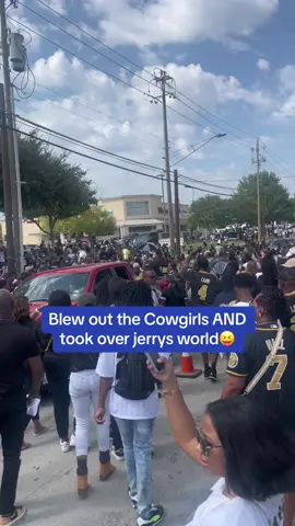 NEW ORLEANS was OUTSIDE this weekend 🖤⚜️ Argue with yall mammies nah, dont come on here being ignant 😘 #neworleanssaints #secondlinesundays #dallascowboys #nolatakeoverdallas #tripout #tripoutdance