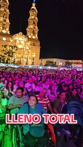 lleno total... El Grito 2024 en #Aguascalientes se vive así.  TE MUESTRO TODO 👇