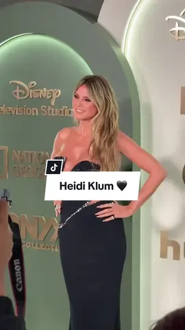 @heidi klum can make anything a runway 😍 #Emmys #EmmyAwards #redcarpet #heidiklum 