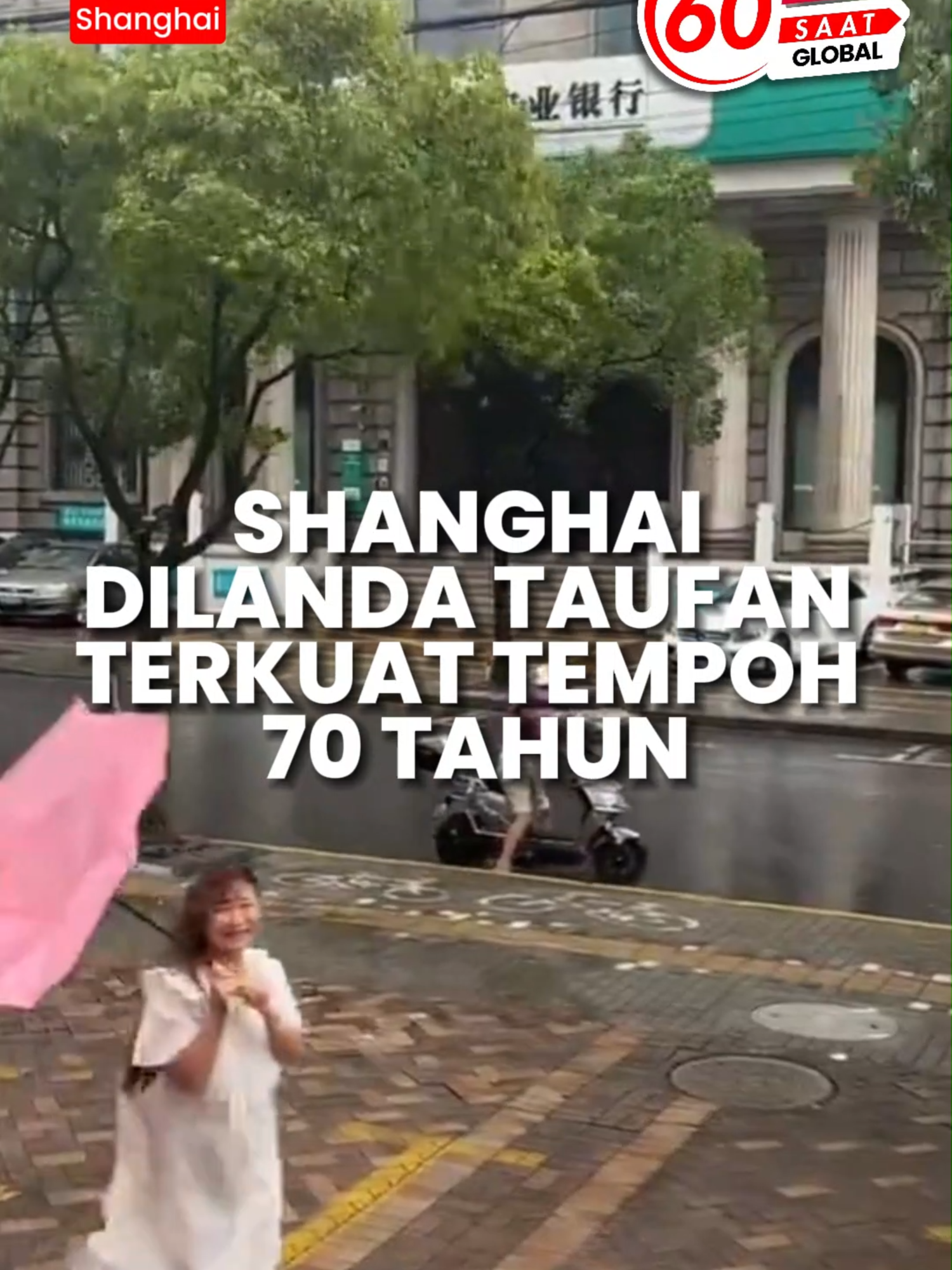 Taufan Bebinca, ribut terkuat melanda Shanghai dalam tempoh lebih 70 tahun, membadai bandar itu hari ini, dengan membawa angin kencang dan hujan lebat. Pentadbiran Meteorologi China mengesahkan, taufan itu mendarat awal pagi Isnin di kawasan pantai Lingang New City, di Pudong, timur bandar itu. Penyiar CCTV melaporkan, ribut paling kuat melanda Shanghai sejak Taufan Gloria pada 1949. Banyak perniagaan ditutup untuk cuti umum Festival Pertengahan Musim Luruh, dengan 25 juta penduduk di bandar itu dinasihatkan duduk dalam rumah masing-masing. #SinarHarian #SinarTerkini #VideoViral #Shanghai #TaufanBebinca #Angin Kencang