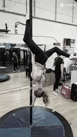 Teens Pole class yesterday! #poledance #polefitness #circus #dance #circuskids #youthcircus #polesport #fyp 