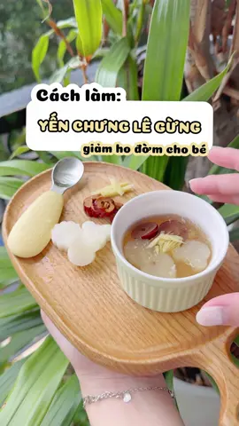 Phần 68 | Yến chưng lê gừng giúp bé giảm ho đờm 😷 ✨Nguyên liệu:  - 5gr yến baby - 1 quả lê Hàn - 3 quả táo đỏ - Gừng, đường phèn ✨Cách làm: - Yến ngâm 20p cho nở - Cắt nhỏ lê, táo đỏ và gừng - Chia đều vào các hũ, thêm nước lọc - Hấp cách thuỷ 30-45p. Bé dưới 1 tuổi mẹ bỏ qua đường phèn.  1 tuần ăn 1-2 lần giúp bé tăng đề kháng, phòng tránh các bệnh cảm cúm và sổ mũi thông thường.  #bepmedau #yenchung 