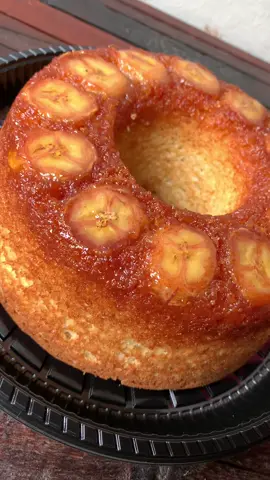 Bolo de banana caramelizada! Nosso mais novo sabor🤩 #bolodebananacaramelizada #bolocaseiro #bolos #viraltiktok 