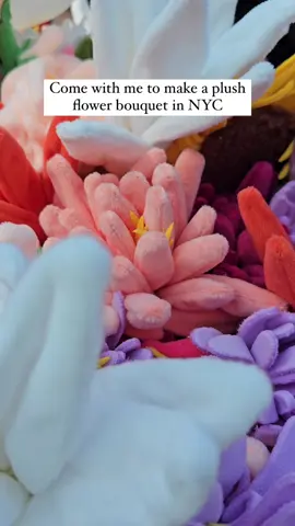 Come with me to make a plush flower bouquet in NYC! 💐🗽🍎🚕✨ I was lucky enough to attend “Flower Market” by @Cj Hendry x @Clé de Peau Beauté US this past weekend on Roosevelt Island and it was truly such a unique experience 🌸  . . . #flowermarket #cjhendry #nyc 