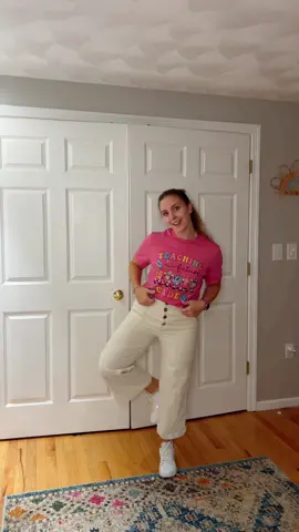 styling my teacher t-shirts as a 4th grade teacher🫶🏻 #teacheroutfits #teacher #4thgradeteacher 