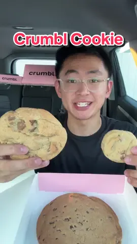 Trying an EXTRA LARGE @Crumbl Cookies 🍪 IB: @Sophie Saldana 🍪 #food #Foodie #foodreview #crumbl #cookies #mukbang #asmr #crumblecookie #tastetest #eatingasmr #dessert #cookie 