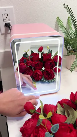 Mininevera para guardar tus maquillajes, skincare y también puedes guardar latas de refrescos, capicad para 6 latas. Lo puedes llevar en tu auto porque tiene un cable para eso. También tiene espejo con luz led con 3 intensidad. Súper práctico y lindo 🌸💓 #light #led #bogda #new #style #makeupartist #minifridge #pink #deals #small #cute #skincare #mirror #ledmirror #foryou #fyp #fypageシ #fyppppppppppppppppppppppp #parati #reviews #cosmetics #portable 