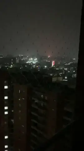 Reportan que se vieron luces rojas y verdes en el cielo de la tormenta en Barranquilla, este lunes. Usuarios comparten videos en redes. Algunos afirman que se trató de varios transformadores que estallaron en medio del vendaval. #Noticias #Colombia #Barranquilla #Luces #tormenta #Vendaval 