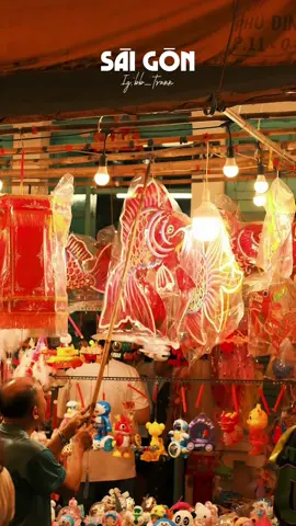 Tết Trung Thu rằm tháng 8  Lòng bồi hồi nhớ về những ngày thơ bé, cùng lũ bạn trong xóm rước đèn, thắp nến trong chiếc lồng đèn kính đỏ lung linh. 🏮🏮🏮  Những khoảnh khắc ngây thơ và rực rỡ ấy, giờ chỉ còn là kỷ niệm mãi khắc sâu trong lòng. ♥️♥️♥️ #saigon #tettrungthu #fujifilm #xuhuongtiktok #viral #fyp  