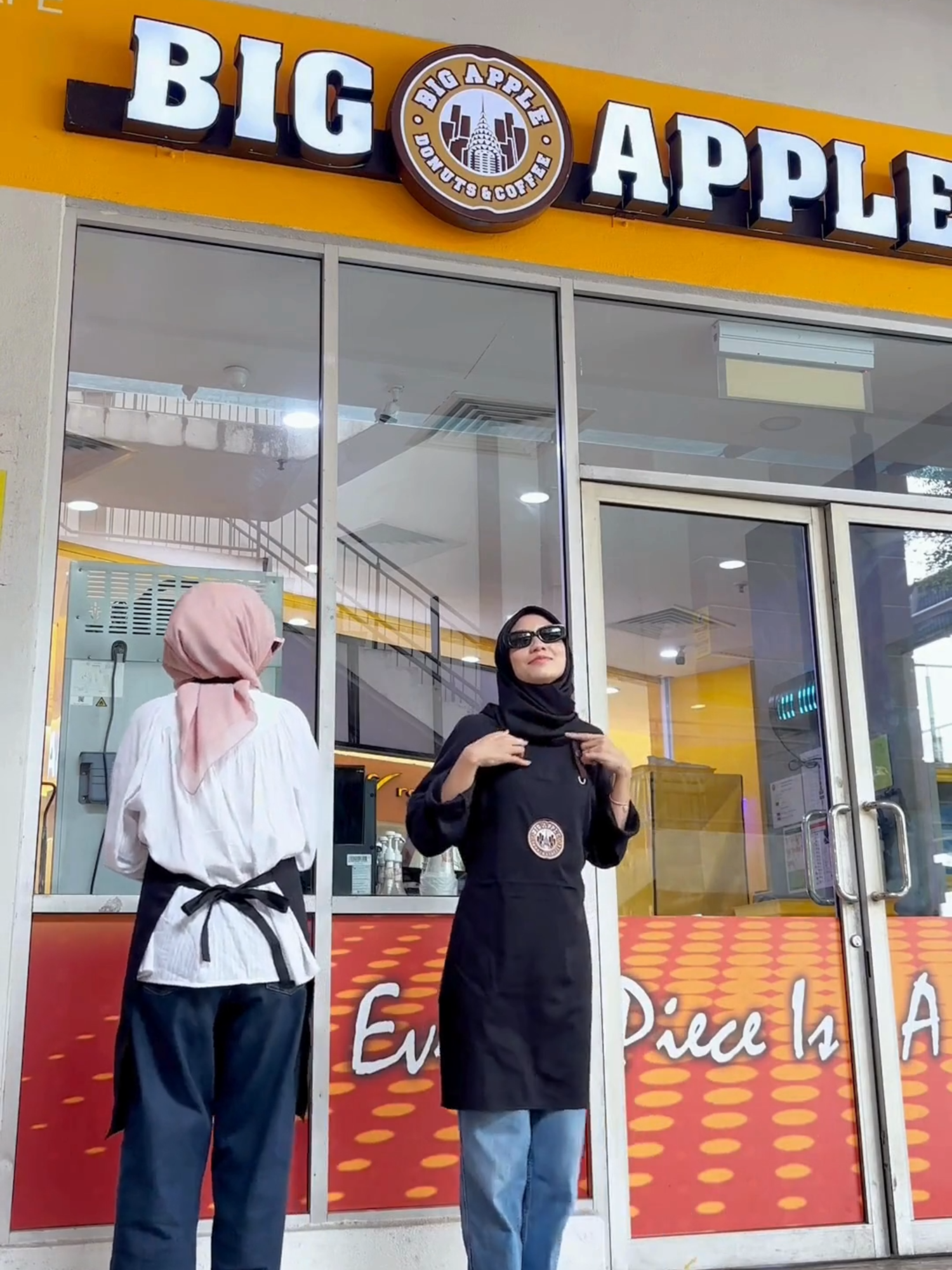 Baru best kerja dengan bestie ni, tiap kali lepas lunch mesti dance tiktok satu kali 💃 🕺  #bigappledonuts #bigappledonutscoffee #bigappledonut #bigapple #fyp #CookiesExtravaganza #MalaysianSlurpy