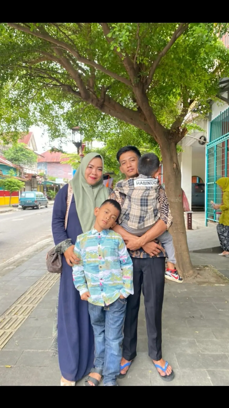 Allaahummaghfirlahaa warhamhaa wa'aafihaa wa'fu 'anhaa wa akrim nuzulahaa, Wawassi' mudkhalahaa waghsilhaa bil maa-i wats tsalji wal barod, Wa naqqihaa minal khothooyaa kamaa naqqoitats tsaubal abyadho minad danas, Wa abdilhaa daaron khoiron min daarihaa wa ahlan khoiron min ahlihaa, Wa zaujan khoiron min zaujihaa wa adkhilhal jannata wa a'idzhaa min 'adzaabin qobri au min 'adzaabin naar.🥹🥹