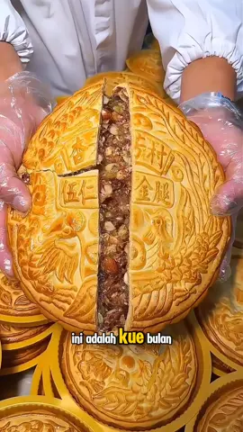 Ini adalah #Mooncake atau kue bulan, salah satu bagian paling terkenal dari #midautumnfestival  Mid-Autumn Festival atau Festival Pertengahan Musim Gugur adalah perayaan tradisional yang populer di banyak negara Asia Timur. termasuk Tiongkok, Vietnam, Taiwan, Hong Kong, dan Singapura. Festival ini dirayakan pada tanggal 15 bulan 8 penanggalan lunar. Kue bulan terbuat dari pasta kacang merah, teratai atau kuning telur asin, melambangkan bulan purnama dan keutuhan keluarga. Selain kue bulan, ada beberapa elemen penting lainnya dalam Festival tersebut, #apakahkamutau?  #fypdong #viraltiktok 