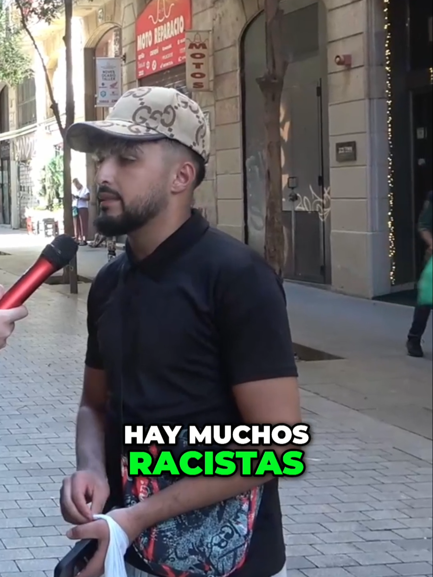 MARROQUÍ: 'EN ESPAÑA HAY MUCHOS RACISTAS CONTRA LOS MARROQUÍES' Vídeo completo en 'RescueYou' (YouTube)