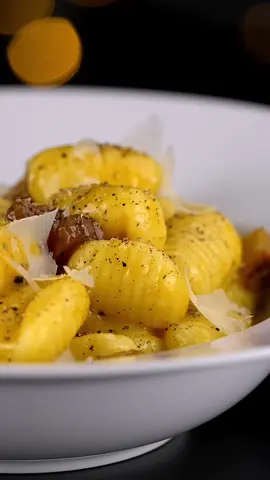 ⬇️ Preparando um delicioso nhoque ao molho carbonara. 📕 Receita: Ingredientes para a massa: • 500g de batata Asterix assada ( 180ºC por 1 hora )  • 100g de farinha 00 • 1 ovo inteiro  • 1 colher de chá de sal  Ingredientes para o molho carbonara: • 150g de guanciale • 100g de pecorino  • 1 ovo inteiro  • 4 gemas de ovo  • Pimenta do reino  • 1/2 concha de água de cozimento da massa Instruções: 1. Misture os ingredientes da massa. Não sove excessivamente para não adicionar mais farinha. Prepare os nhoque e reserve.  2. Misture ovo, gemas, pecorino e pimenta do reino. Adicione um pouco de água de cozimento da massa e bata até obter um creme homogêneo. 3. Em uma frigideira refogue o guanciale a fogo baixo até ficar crocante.  4. Cozinhe os nhoque em água salgada fervente. Quando subirem a superfície retire os nhoque e adicione-os na frigideira com o guanciale.  5. Retire a frigideira da o fogo e deixe a panela esfriar por 1 minuto. Adicione o creme e misture. Sirva imediatamente. #nhoque #nhoqueartesanal #carbonara #cozinhaitaliana #massasitalianas 