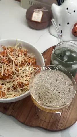 gurlll dinner- vodka 🍝 pasta>> and using my greens+ colostrum from @Bloom Nutrition #bloompartner #dinner #vodkapasta #Recipe #dinnerwithme #dinneridea #mealprep #aesthetic #kitchen #yumm #asmr 