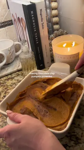 Making chocolate chip pumpkin brownies 🎃 #brownierecipe #pumpkinrecipes #pumpkinbrownie #fallrecipes #pumpkindessert 