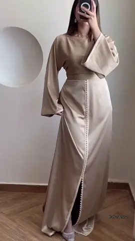 Caftan Rayhana 💎 Entièrement en satin, ce caftan saura mettre en valeur celle qui le porte ✨ Disponible sur notre site 🛍️ #caftan #pourtoi #kaftan #viral #fypage #قفطان 