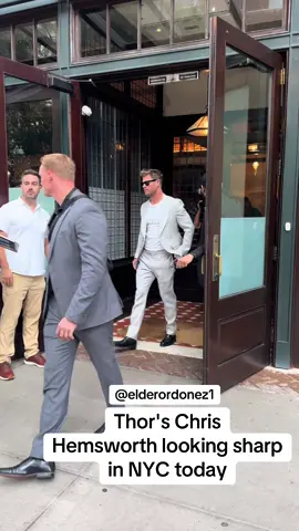 Thor’s Chris Hemsworth looked sharp while leaving his New York City hotel this afternoon and signing autographs for fans (🎥) @elderordonez1  #thor #chrishemsworth #hughjackman  #bradleycooper #fyp #pretty #beautiful #happy #elderordonez1 #justinbieber #haileybieber #kimkardashian #kyliejenner #ladygaga   #newyork #selenagomez #taylorswift #instagram #fun #girl