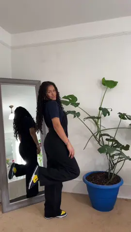 estos sneakers💙💛🥹 #OOTD #fashion #sneakers #outfitideas #fyp #parati #viral @Nike #shein #microinfluencer #girls #curlyhair 