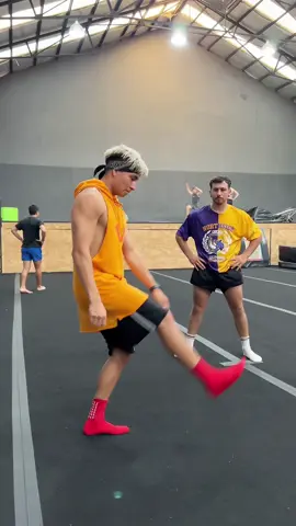 Mortal al frente sin correr 🚫🏃🏻‍♂️🚫 #tutorial #parkour #webster #TikTokDeportes 