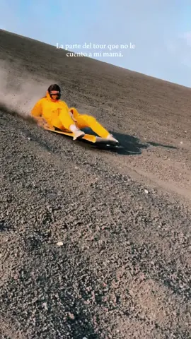 Las caídas son parte de la experiencia, cosas que suceden a diario en el Cerro Negro 🤯🌋🏂 (Deporte extremo)  Nadie de los del video salió lastimado* ✅ Tour disponible desde $25. 📲 Envíanos un mensaje para reservar.  #volcanoday #nicaragua #cerronegro #sandboarding 
