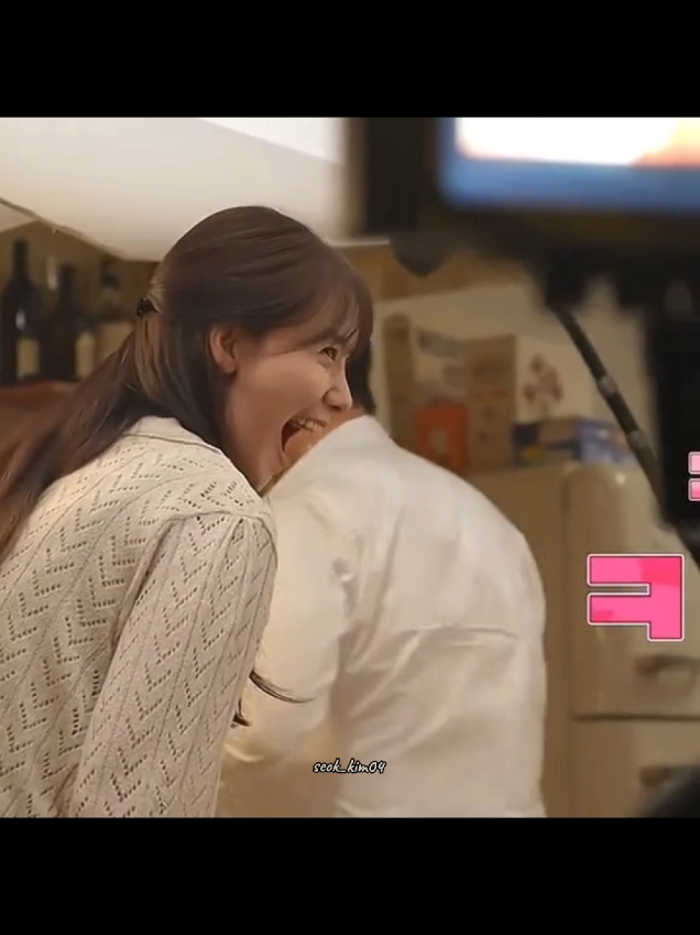 te entiendo yoon-ha estaría igual 🤭 #kingtheland #kdrama #detrasdecamaras #imyoonah #leejunho 