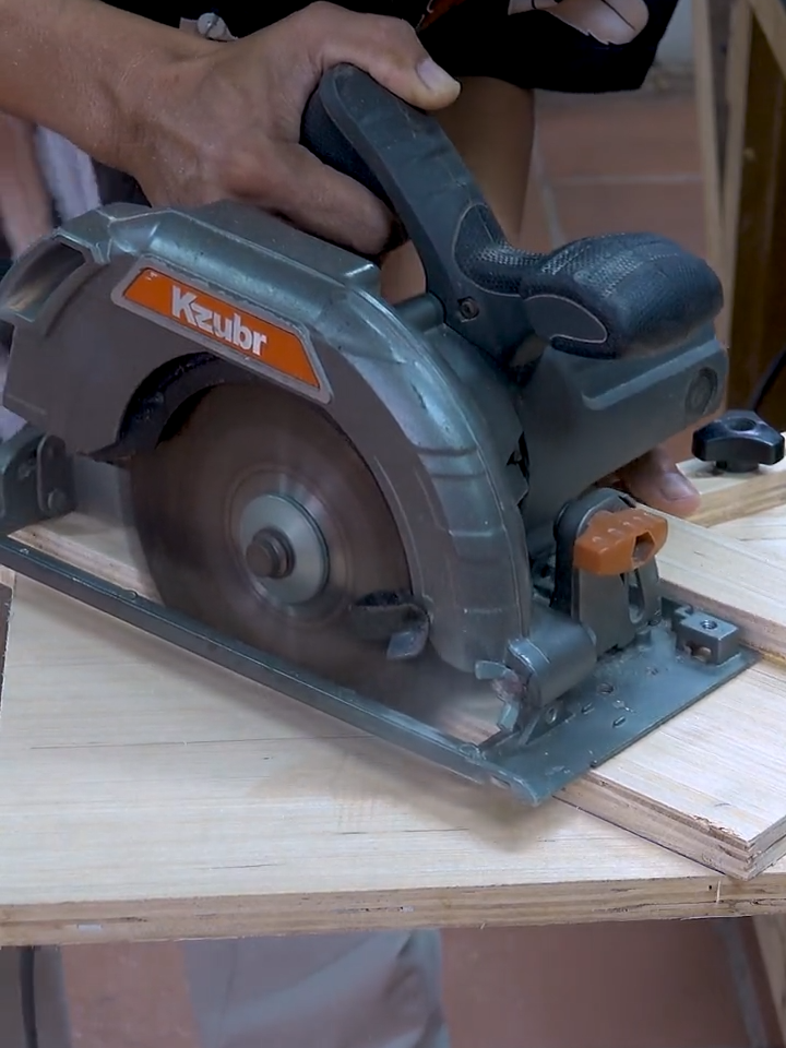 Discover the precision of our Amazing Adjustable Circular Saw Track Rail Guide! Achieve flawless cuts every time with this essential tool. Elevate your woodworking projects to the next level! 🔧✨ #WoodworkingTools #PrecisionCutting #DIYProjects