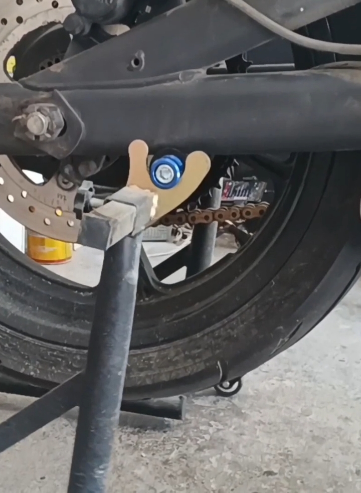 Maliit lang pero napakauseful ang Swing Arm Spool Slider #motorcycle #motorcycleaccessories #swingarm #spool #fyp #foryou 