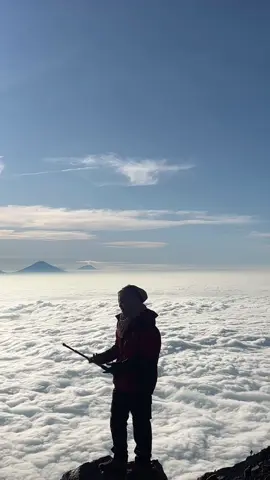 Mt. Slamet sedang menunjukkan pesonanya ☁️💫 #atapjawatengah #slametmountain #gunungslamet #slametviabambangan #gunungslamet3428mdpl 