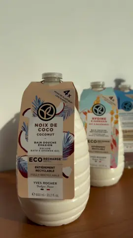 🫧 Our bath & shower gel refills contain 4 times less plastic than our classic 400ml ones, and are made of 90% recycled plastic from shorelines  💚 And what are your engagements in the bathroom? #yvesrocher #refill #madeinfrance 