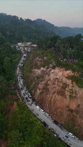 Daripada bermacet-macet di puncak, mending kesini aja. Dulu semoat viral. Pemandangannya lebih indah. Yaa cuman 4 jam dr Jakarta.  📸 DJI Drone #liburan #wisata #travelgram #traveling #liburankeluarga #puncakgunung #serunyaliburan #longweekend #longweekendvibes #macetliburan #macetpuncak #jalanjalan #camping #backpacker #travelblogger #liburnasional #vacation #hilingkitahililing