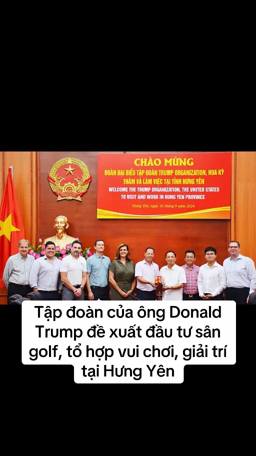 The Trump Organization - tập đoàn nhà cựu Tổng thống Donald Trump - muốn hợp tác, đầu tư tại Hưng Yên trong lĩnh vực khách sạn, sân golf. Thông tin này được đại diện Tập đoàn The Trump Organization nêu tại cuộc gặp các lãnh đạo tỉnh Hưng Yên hôm 16/9. Cuộc làm việc của The Trump Organization với lãnh đạo dựa trên đề xuất của Công ty cổ phần Tập đoàn Đầu tư và Phát triển Hưng Yên (Hưng Yên Group). Theo giới thiệu trên website, đây là nhà phát triển các cụm công nghiệp, đô thị được thành lập tháng 2/2021 bởi các cổ đông chiến lược, trong đó có Tổng công ty Phát triển Đô thị Kinh Bắc (KBC). Ông Đặng Thành Tâm, Chủ tịch KBC cũng giữ vai trò Chủ tịch HĐQT tại Hưng Yên Group và cũng tham gia cuộc gặp này. #trump2024 #hungyen #xuhuong 