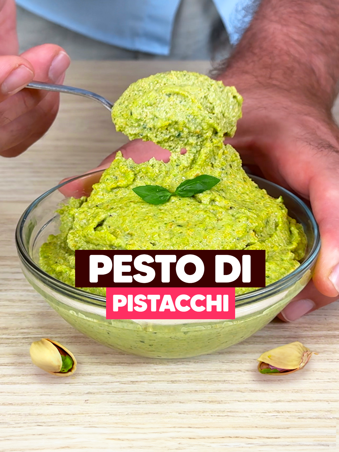 AMI I PISTACCHI?💚 Allora non puoi perderti questa ricetta😋 🧑‍🍳Il nostro Elpidio ci ha preparato un pesto di pistacchi super cremoso! 👉INGREDIENTI (per 4 persone) 250g di pistacchi al naturale 5-6 di foglie di basilico 25g di formaggio grattugiato 50ml olio extravergine di oliva sale fino q.b. pepe nero q.b. 50ml di acqua 👉PREPARAZIONE 1. Cuoci brevemente i pistacchi in acqua per facilitare la rimozione delle pellicine, puoi partire da acqua fredda oppure sbollentarli in acqua calda per giusto 5 minuti finché non si saranno ammorbiditi. 2. Utilizza il mixer per frullare i pistacchi con il basilico, il formaggio, l'olio, il sale e il pepe. 3. Aggiungi l'acqua gradualmente per ottenere la consistenza desiderata. 4. Assapora la cremosità aggiungendo, se vuoi, un tocco di scorza di limone per una freschezza extra. ‼️Conserva il pesto in un contenitore ermetico in frigorifero e utilizzalo entro qualche giorno per godere della sua freschezza massima. #cookist #pestodipistacchi #pestodipistacchio #pistacchio