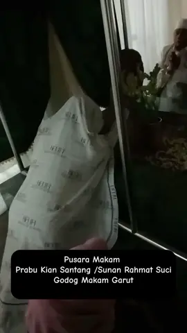 Makam Prabu Kian Santang / Syaikh Sunan Rahmat Suci Di Buka Setelah Upacara Adat Pencucian Pusaka Di Acara Ngalungsur Pusaka. #ziarahwali #godogmakam #makamprabukiansantang #padjajaran #sejarahsunda #wisatagarut #siliwangi #makamgodogkramat #disparbudgarut #karangpawitan_garut #parawali #sunanrahmatsuci #walisongo #pecintaziarahparawali 