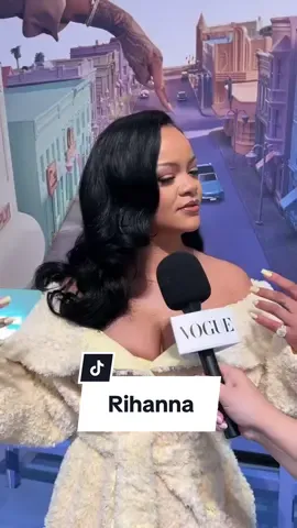Antwort auf @lovely @Rihanna wants her hair to smell good – not only for #asaprocky. #voguegermany #rihanna #rihannavideo #rihannafenty #rihannaedit #asaprockyrihanna #rihannaedits #fentyhair 