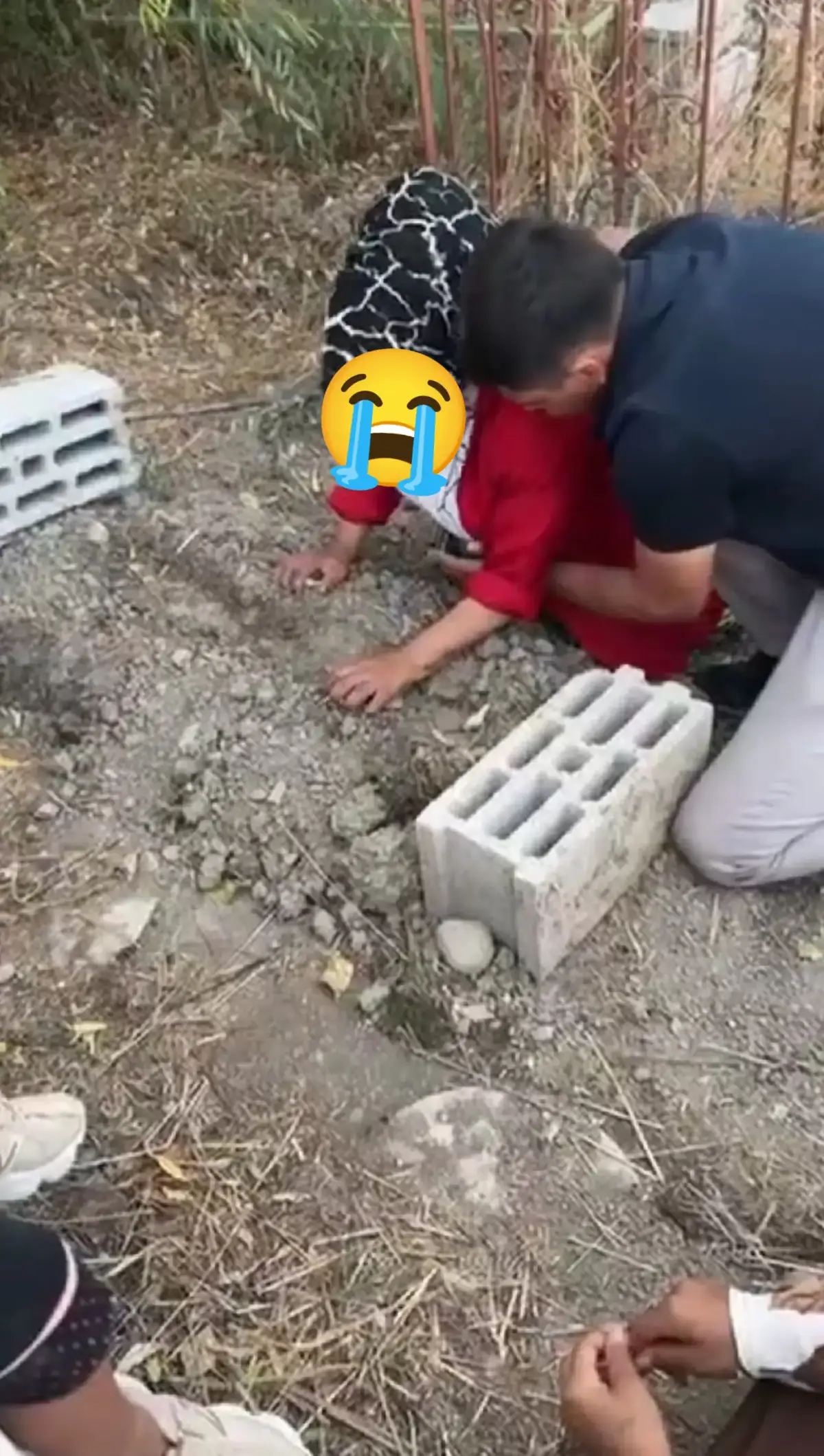 sana değil de toprağına sarılıcağımi  bilmiyordum Muhammedim seni çok özledim annecim en çok senin annen olmayı çok sevmiştim oğlum sen gitin ben bitim bebeğim 😭