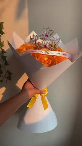 Hazla protagonista con este hermoso ramo este 21 de septiembre 😍💛🌼 Pedidos:📲61-31-02-04 📍Santa Cruz-Bolivia Tienda virtual  ➡️pedidos con anticipación/previo deposito  #rosaseternas #floresamarillas #ramoderosas #fy #21deseptiembre #floricienta #floresamarillas🌻 #rosas #parati #viraltiktok #fypp #paratii #bolivia #santacruz #santacruzdelasierra🇳🇬 