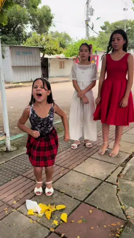 Niña daña las empanadas de la mujer humilde parte 1