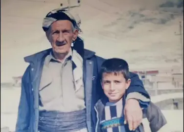 لە منداڵیم  لە باپیرەم دەپرسی ــــ حاجی ئەوە لۆ  ؟! جەمەدانیەکەت توند توند دەبەستی ؟ هەمیشە دەیگوت کە گەورە بووی تێدەگەیت ئێستا گەورەم و زانییم باپیرەم جەمەدانیەکەی توند توند دەبەست چونکە ژیان هەمیشە یاری بەسەرەکان دەکات #تەڵعەت_تاهیر✍️🌻 #شعر #هەولێر_سلێمانی_دەهۆک_ڕانیه_کەرکوک #باپیرە 